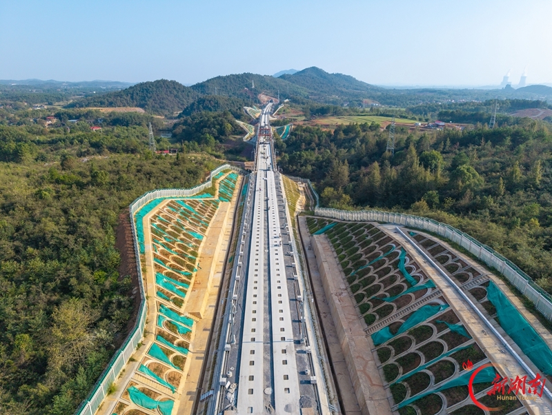 抢抓施工黄金期 攻坚冲刺保通车