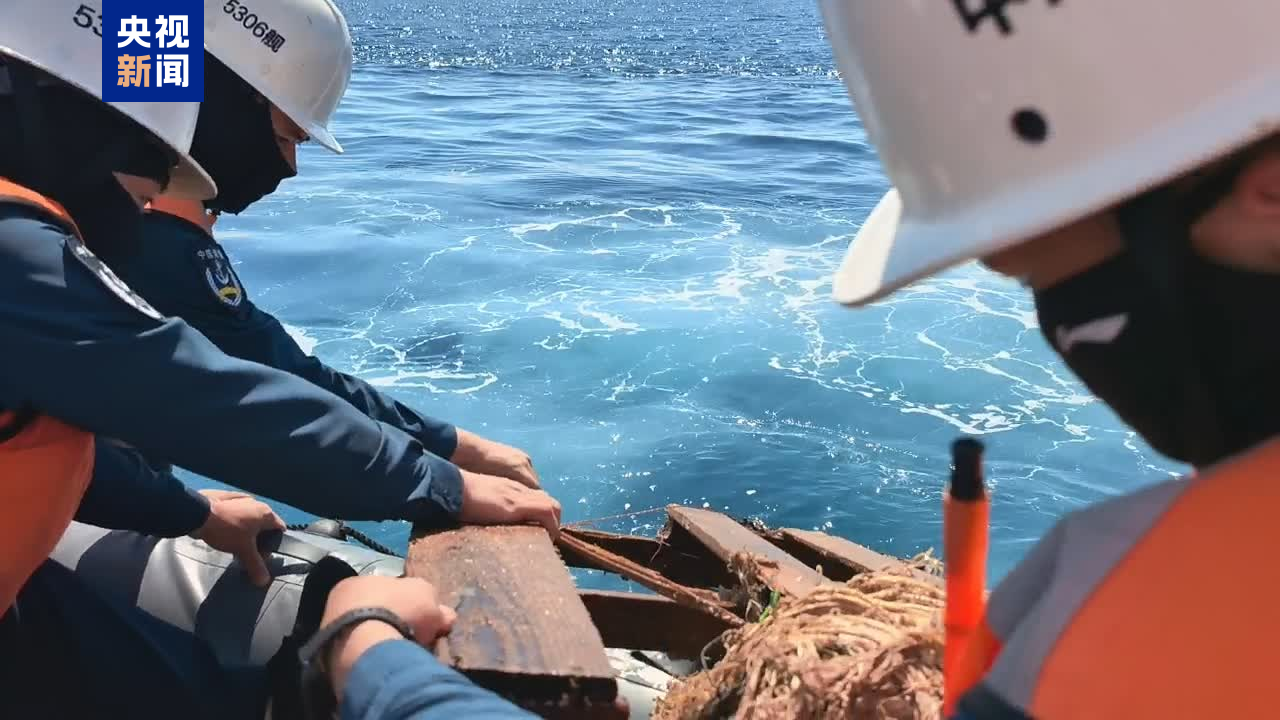 菲律宾非法“坐滩”船只周边海域出现大量垃圾 中国海警组织打捞
