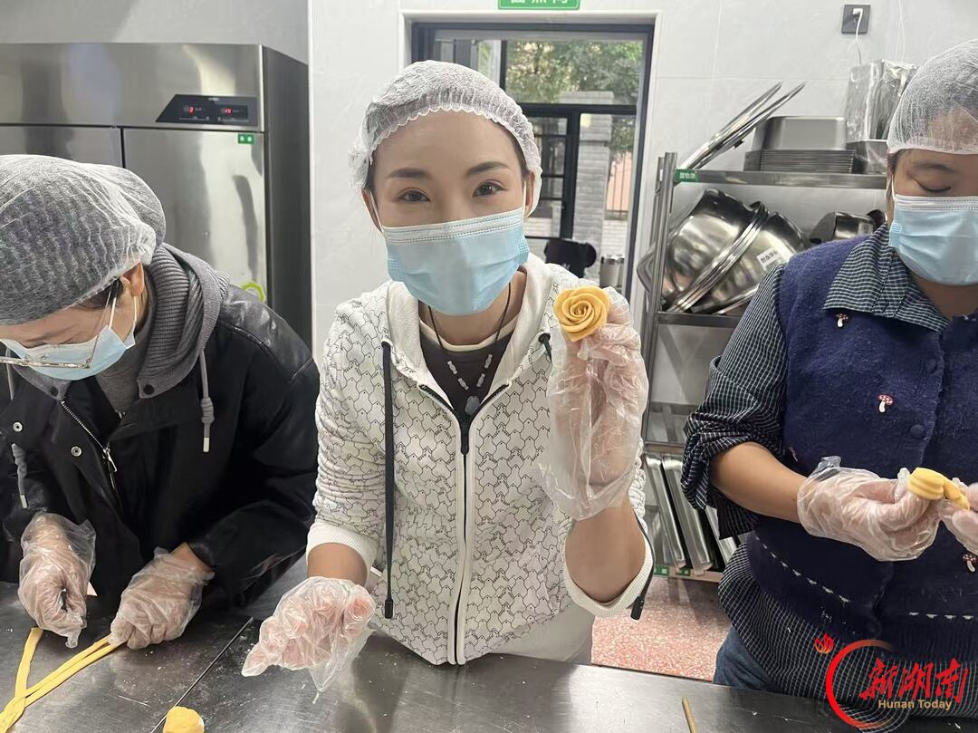 石门永兴街道中心幼儿园：家长巧手做花卷 实地督查护食安