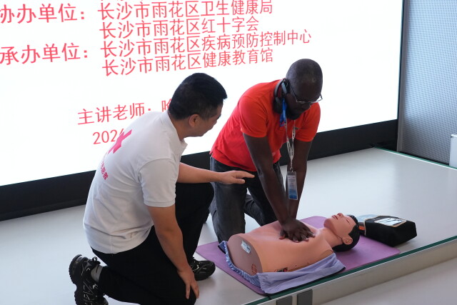 看急救硬科技、学生命科普课……国际研修班解锁湖南救护实践
