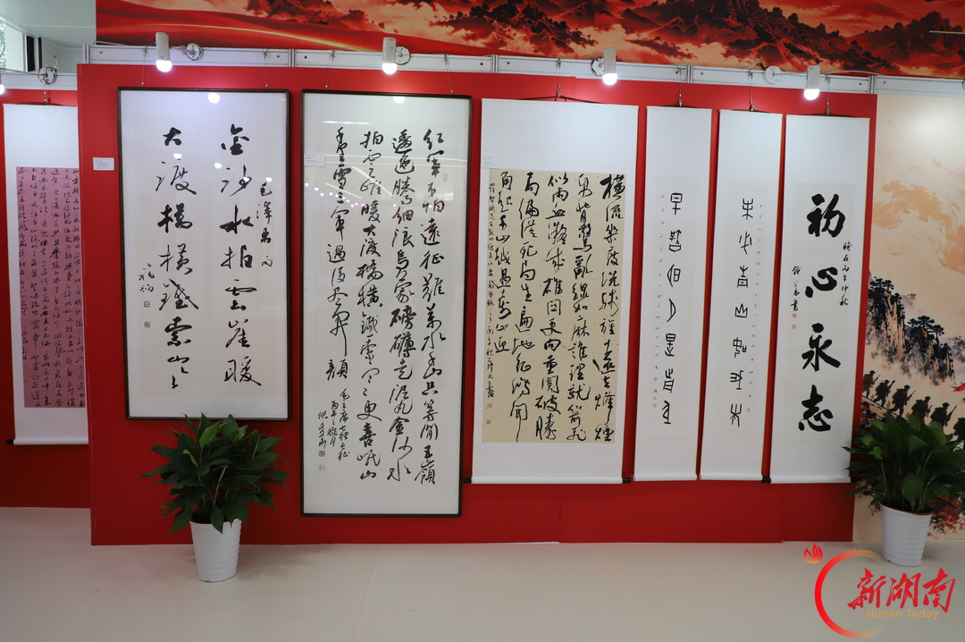 VR“重走长征路”,这所高校沉浸式书法展开幕