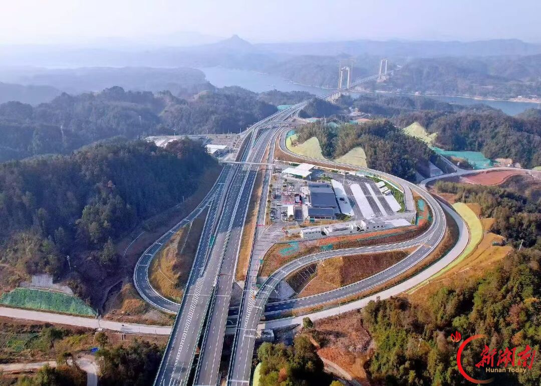 一条路托起一个村