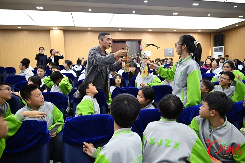 非遗纸影进校园 青春无毒向未来