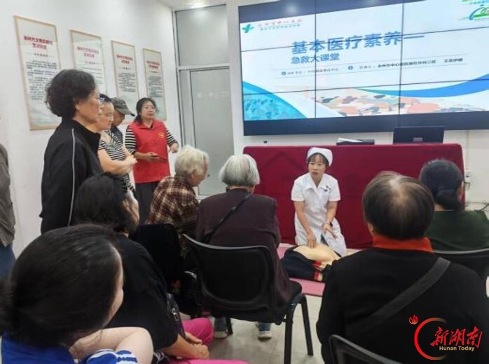 永州市中心医院脊柱外科走进三多亭社区开展健康促进活动