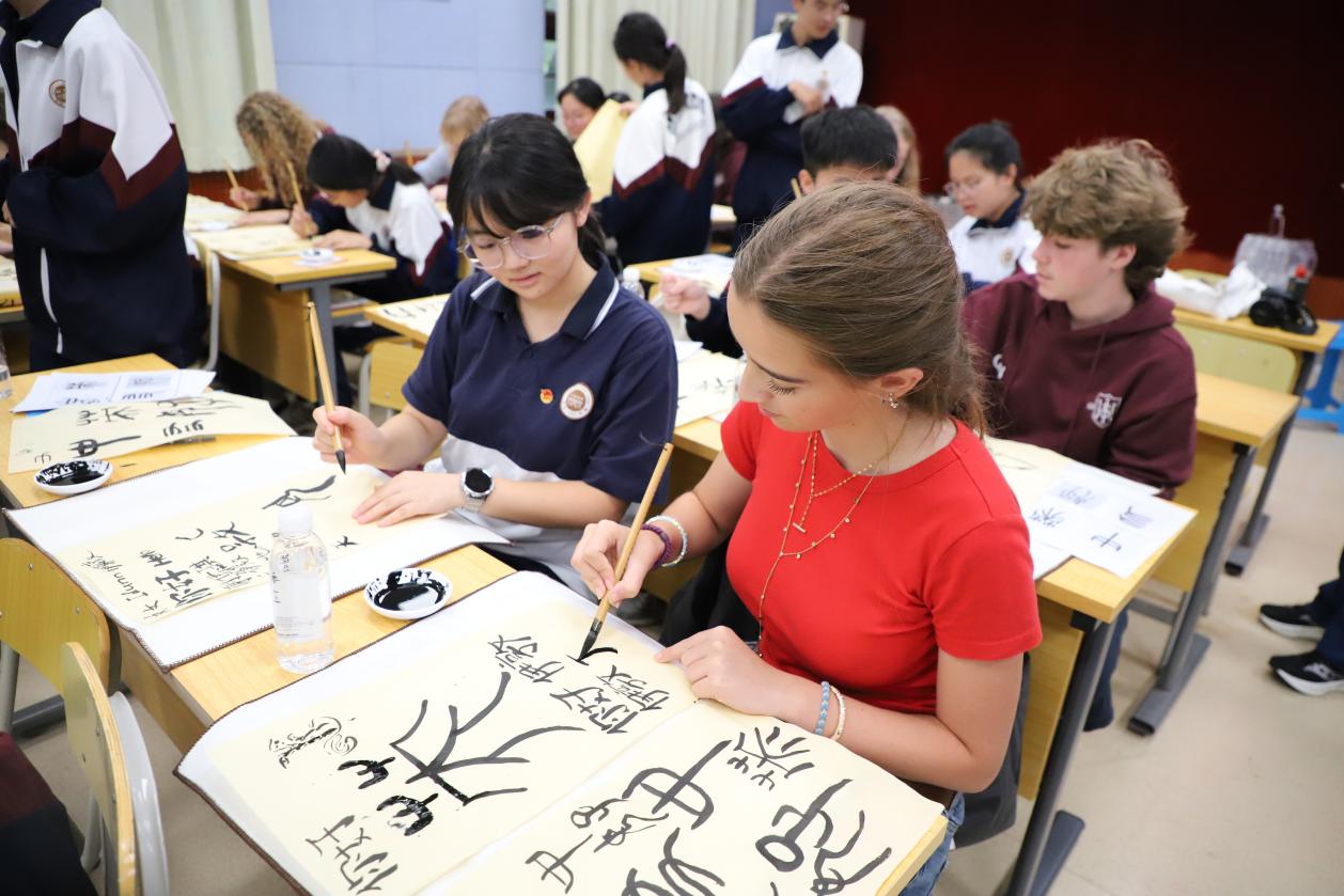 山海携手传文脉 青春互鉴启新程—— 明德华兴中学与英国伊璞高级中学深化姊妹校交流