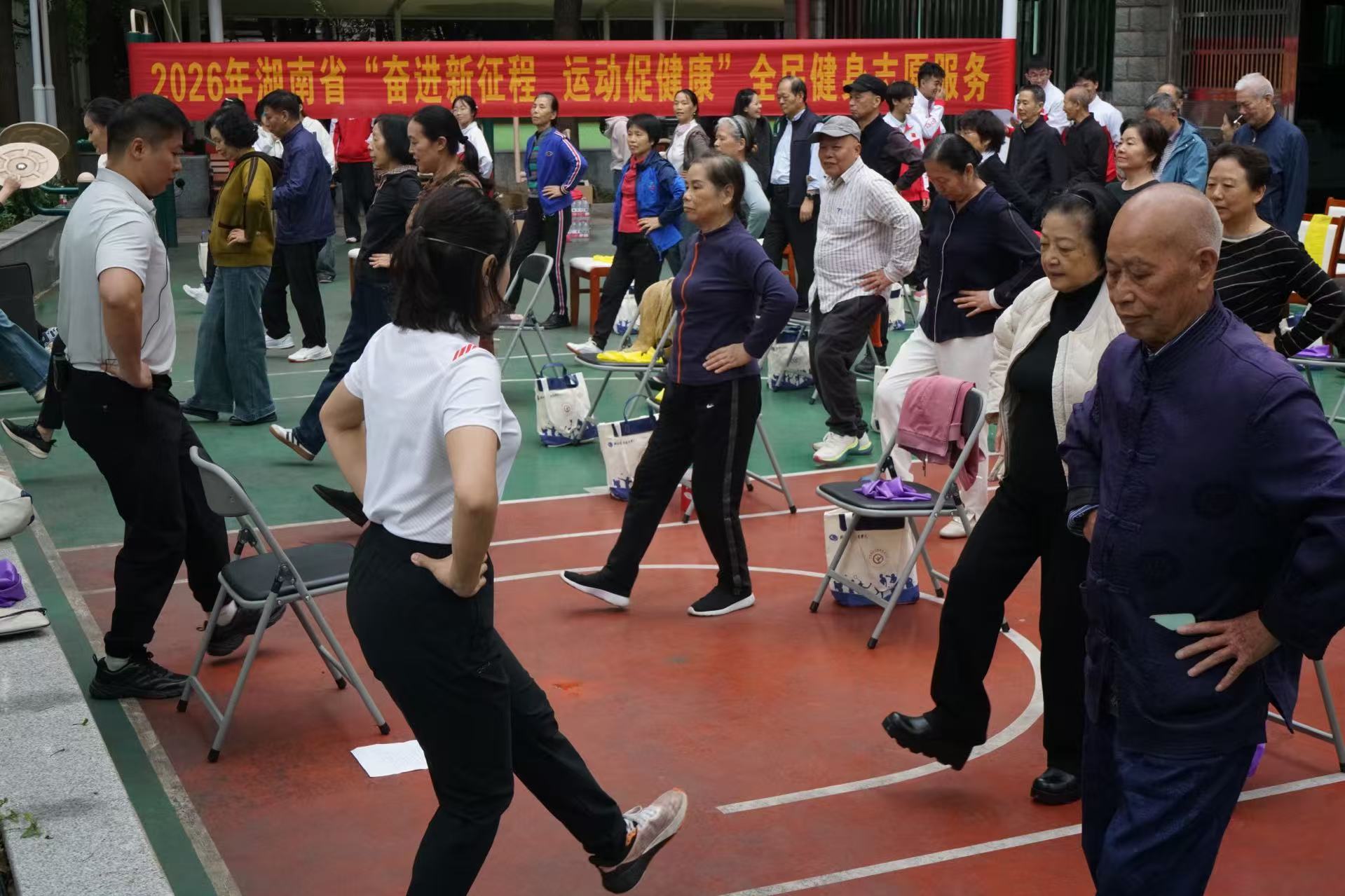 体育惠民进社区!湖南体育职院手把手教老年人安全健身