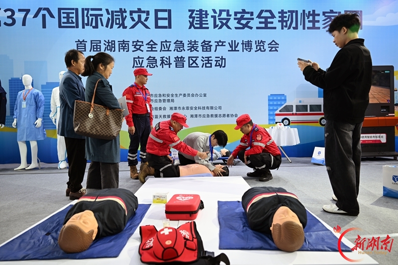 救护宣传进展会 应急科普入人心