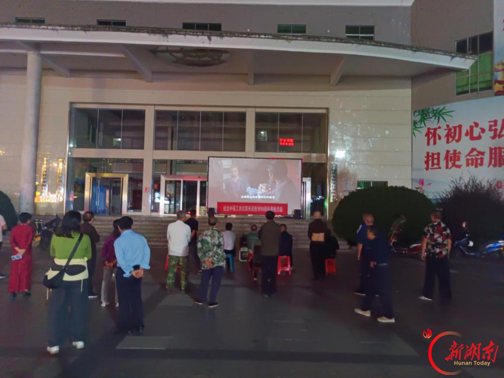 会同县开展纪念红军长征胜利90周年红色电影主题展映活动