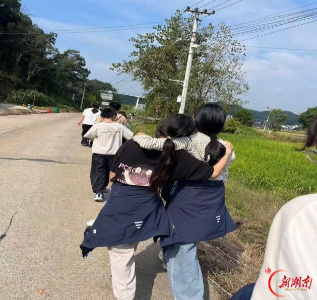 平江县浊水中学举行红色远足活动