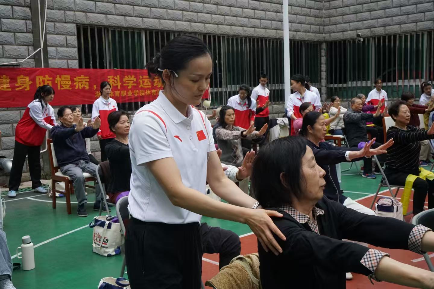 体育惠民进社区!湖南体育职院手把手教老年人安全健身
