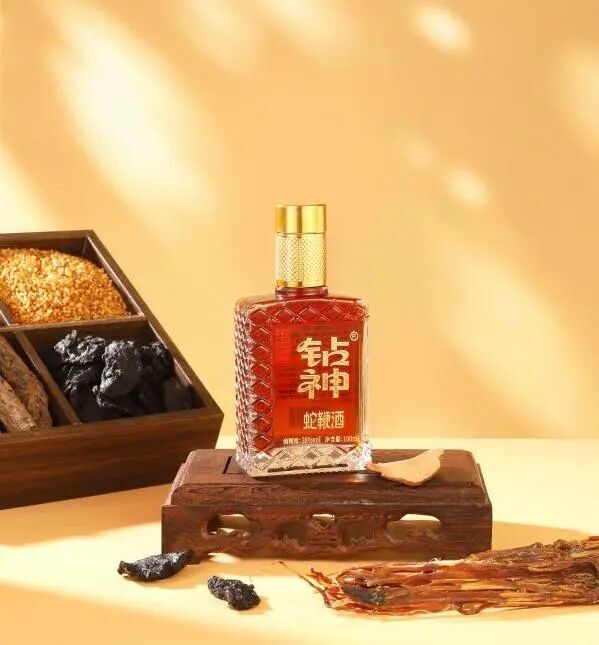 湖南中医堂携“钻神”蛇酒系列产品亮相长沙银发产业博览会 传统养生酒布局银发赛道