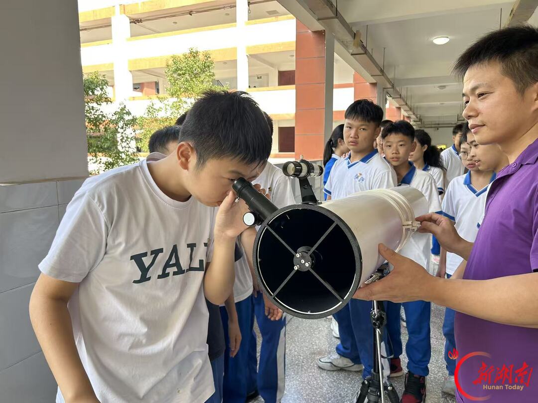 湖南爱“玩”的地理老师,用一根水管为学生打开宇宙窗口