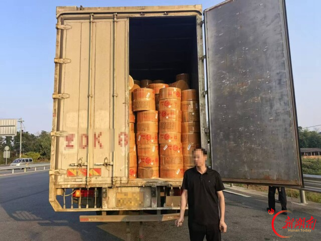 审批1000箱，装了1160箱！交警高速上拦下一车“超员”鞭炮