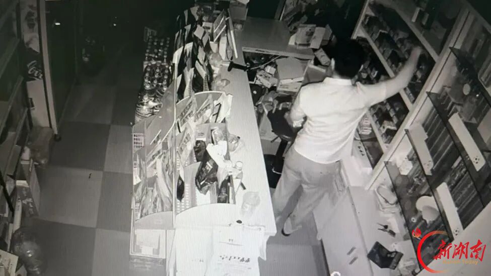 醴陵一烟酒商行玻璃门被砸盗窃 嫌疑人被刑拘