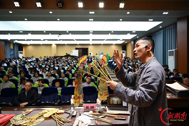 非遗纸影进校园 青春无毒向未来