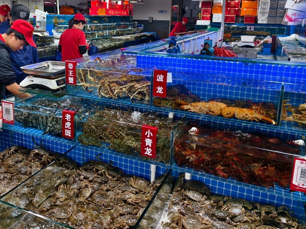 “大闸蟹价格暴跌”上热搜!是真的吗?记者探访新发地——