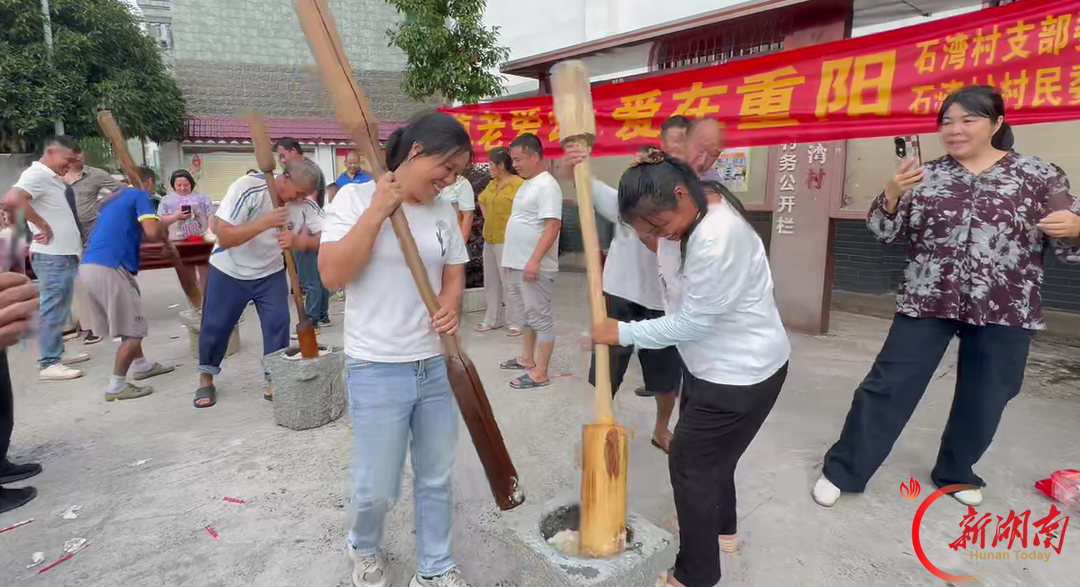 新宁县金石镇各村（社区）党群服务中心开展敬老主题系列活动