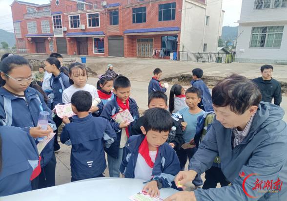 平江县浊水中学举行红色远足活动