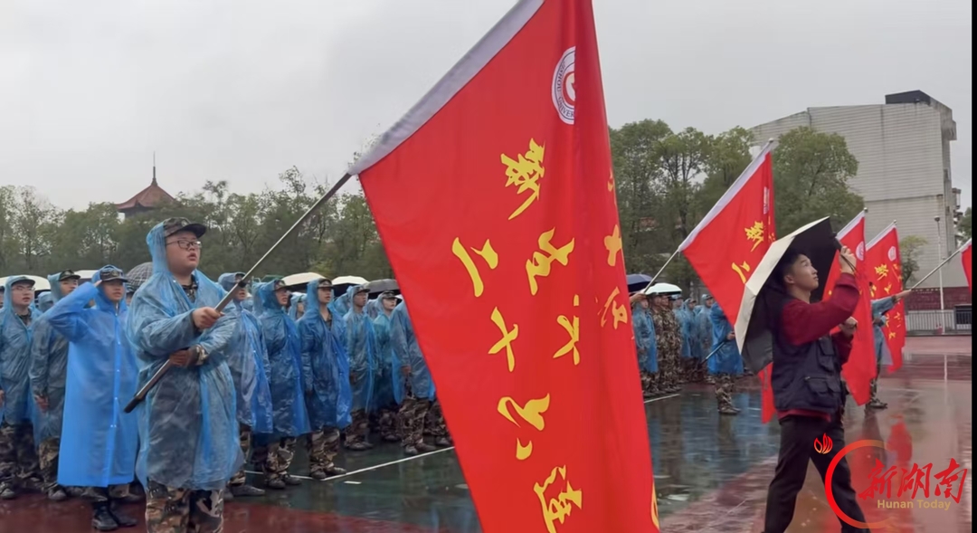 青春正步走｜风雨护国旗，赤心向祖国