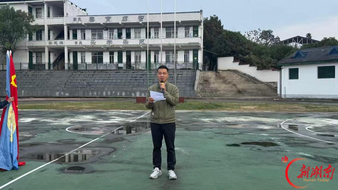 平江县浊水中学举行红色远足活动