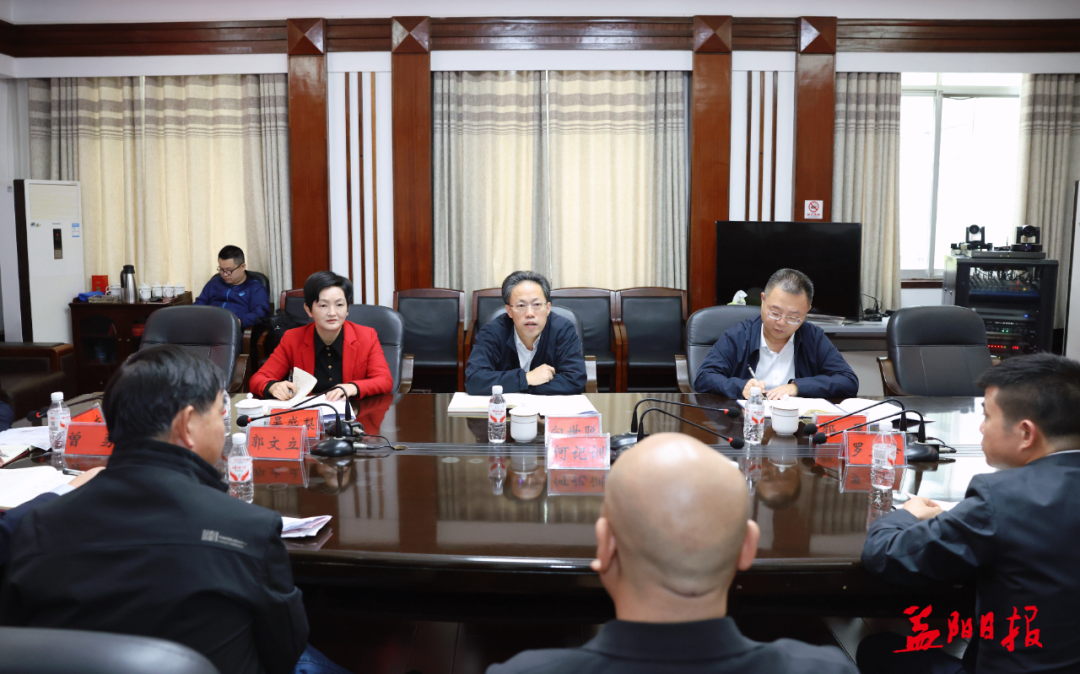 向世聪到市信访局接待来访群众