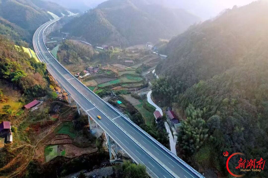 一条路托起一个村