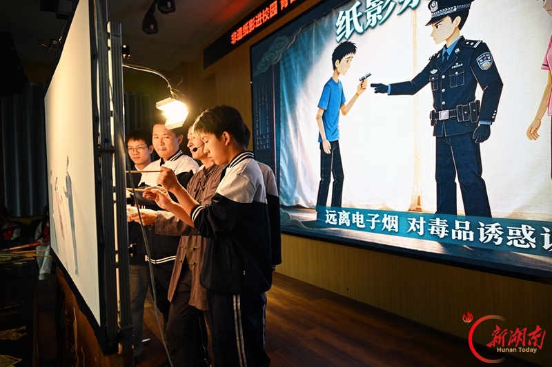 非遗纸影进校园 青春无毒向未来