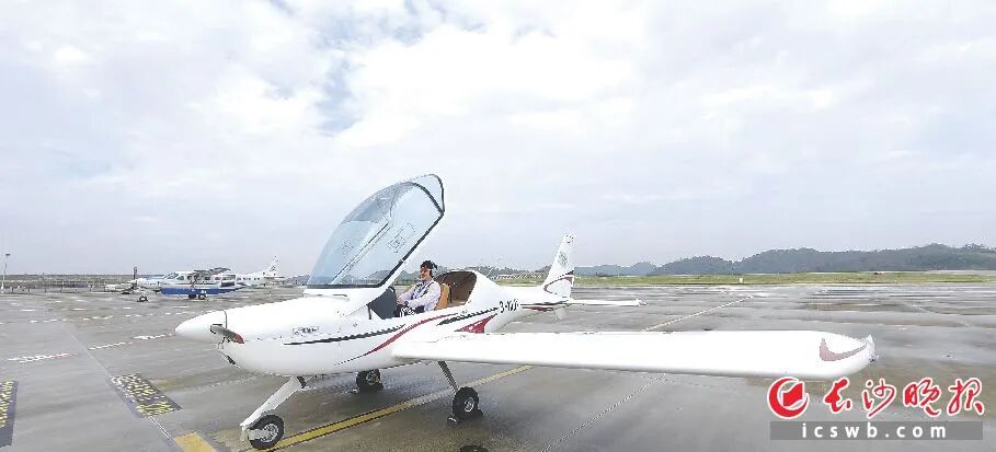 66岁长沙阿姨退休后考下飞行执照、徒步无人区沙漠、去南北极,本人回应:18岁受母亲临终嘱托扛起全家,60岁后决定“好好爱自己”