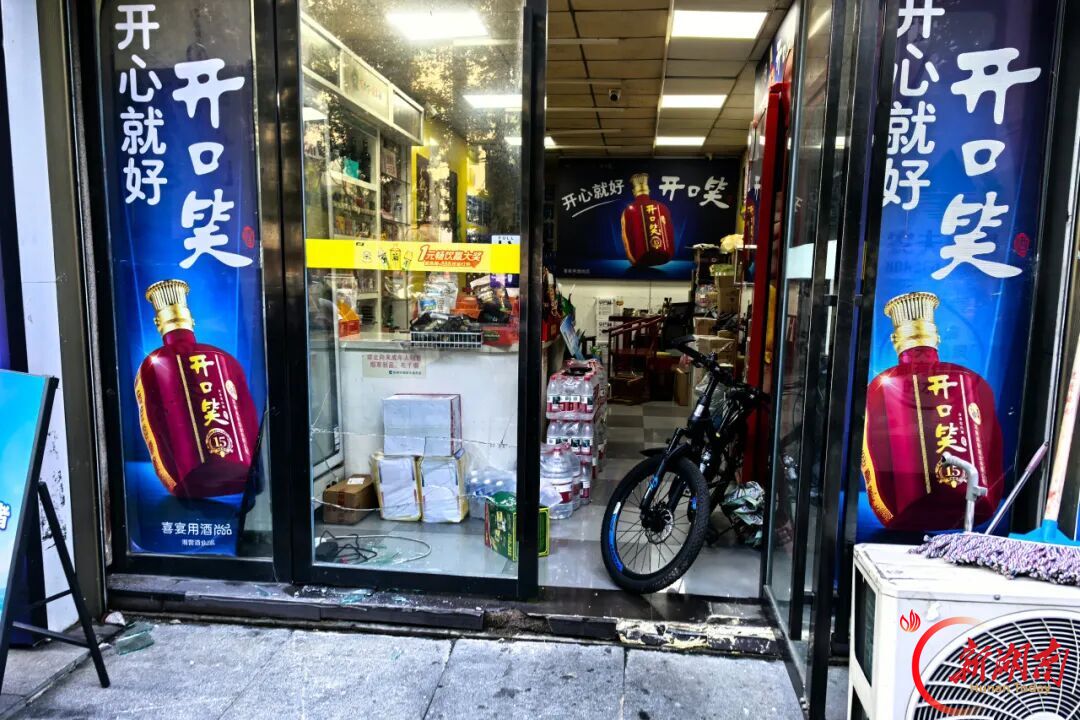 醴陵一烟酒商行玻璃门被砸盗窃 嫌疑人被刑拘