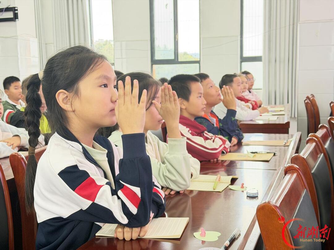 娄底市刘曦班主任数字教研名师工作室赴茶园中心小学开展送教助研活动