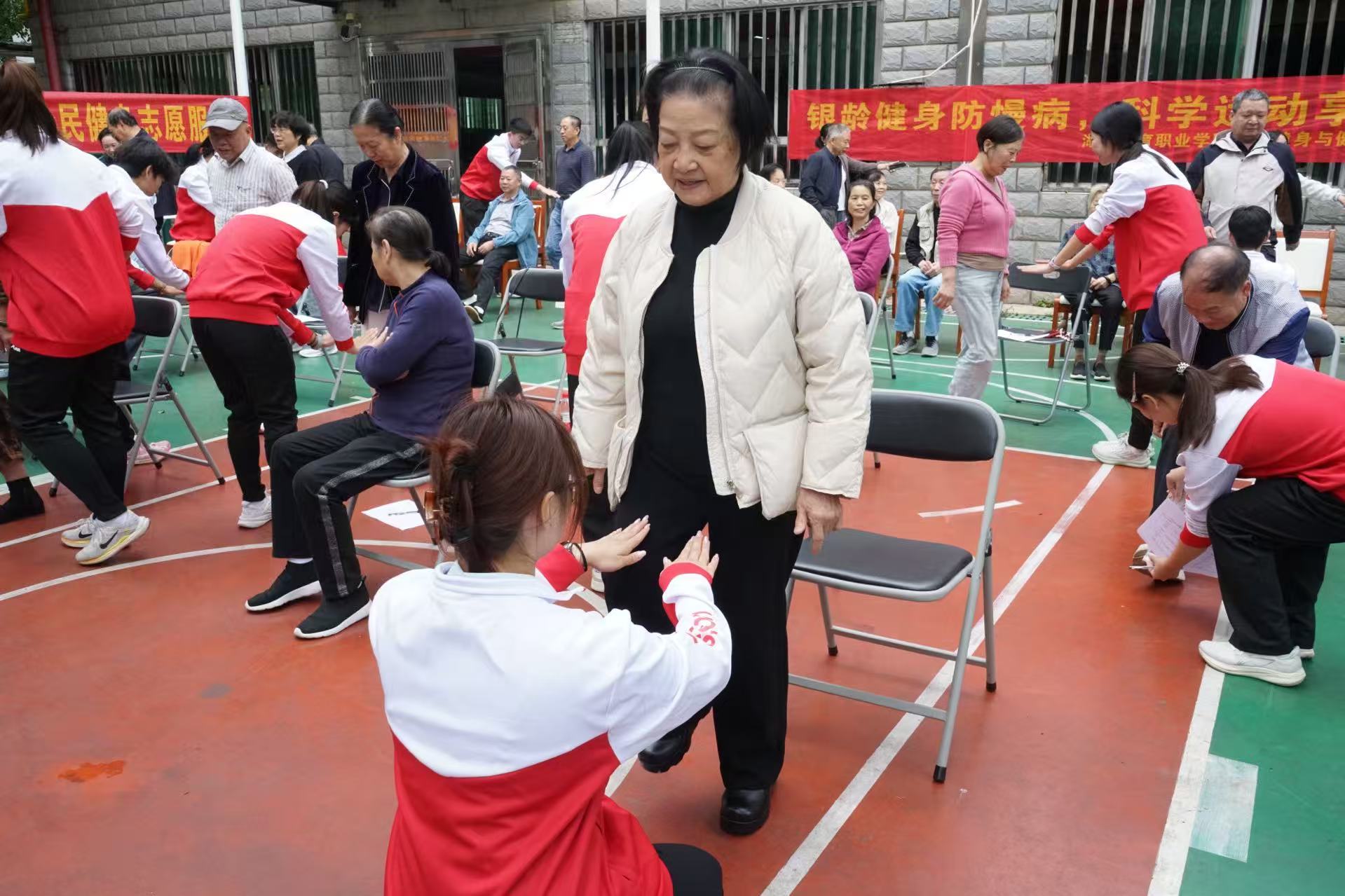 体育惠民进社区!湖南体育职院手把手教老年人安全健身