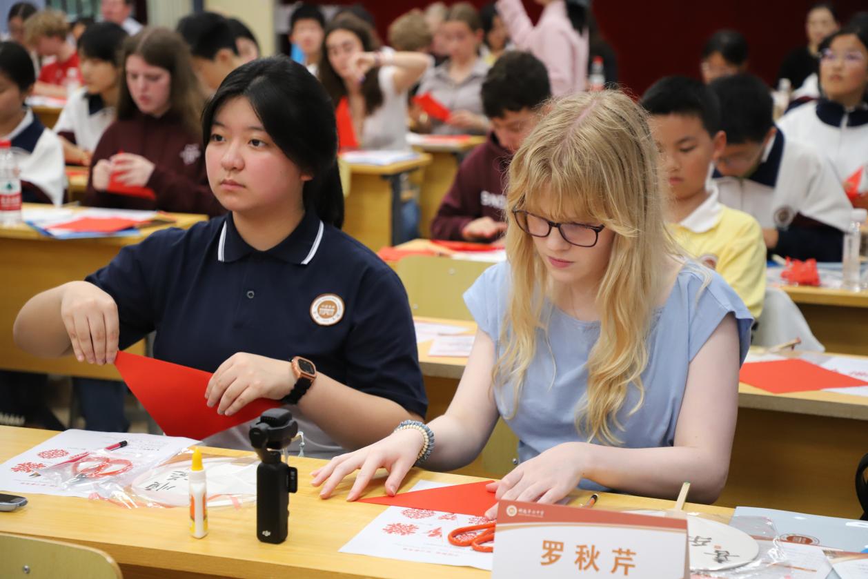 山海携手传文脉 青春互鉴启新程—— 明德华兴中学与英国伊璞高级中学深化姊妹校交流