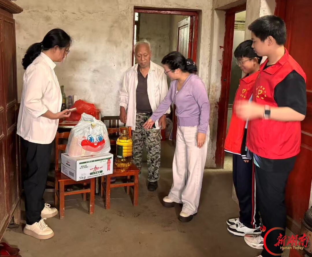 洞口县民政局开展敬老月走访慰问活动