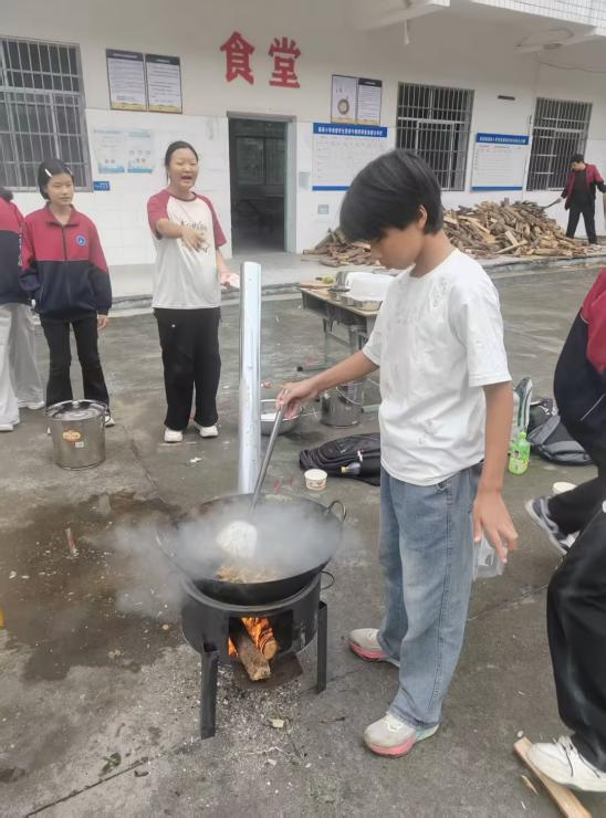 中方县袁家镇学校:徒步砺意志,野炊展风采