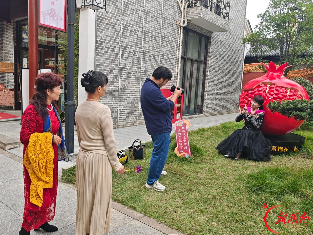 开福区新河街道开福寺路社区开展“情暖重阳·银龄同乐”敬老爱老主题活动