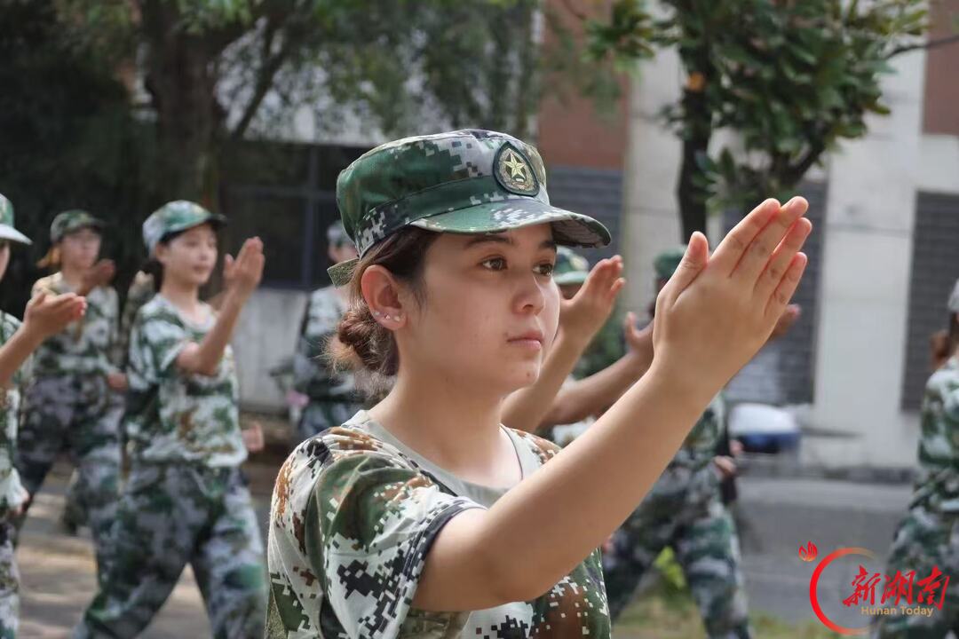 青春正步走丨铿锵步履护国旗,赤诚之心向祖国。