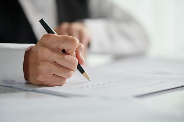 留学项目完成学业却难获认证 责任谁来担?法院这样判