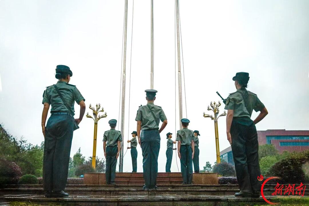 青春正步走丨铿锵步履护国旗,赤诚之心向祖国。