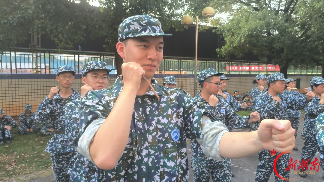 青春正步走|匕首操挥飒影,迷彩少年砺锋芒
