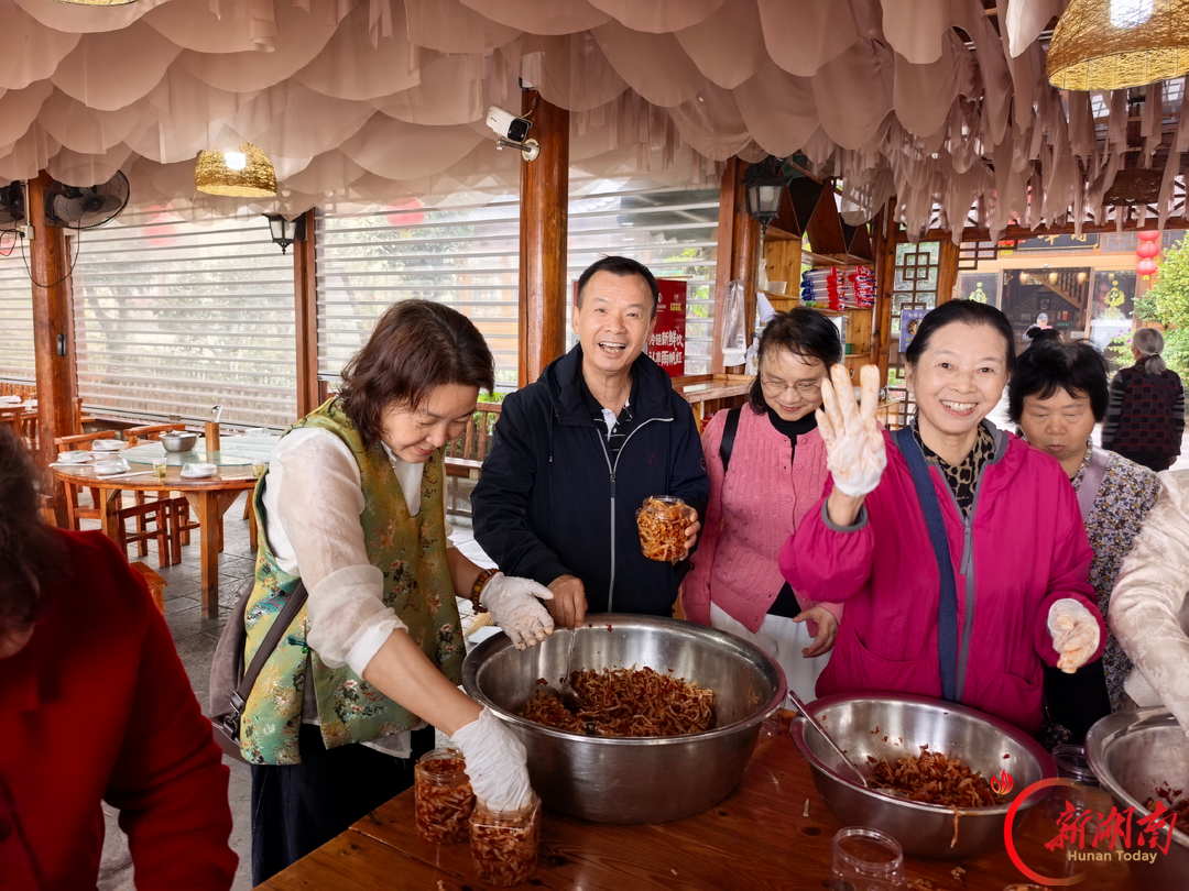 走出家门亲近自然，长沙卫生职院离退休教职工沉浸式体验民俗趣味