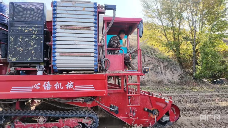 行进的旗帜丨会师楼下，有一场跨越九十年的应答