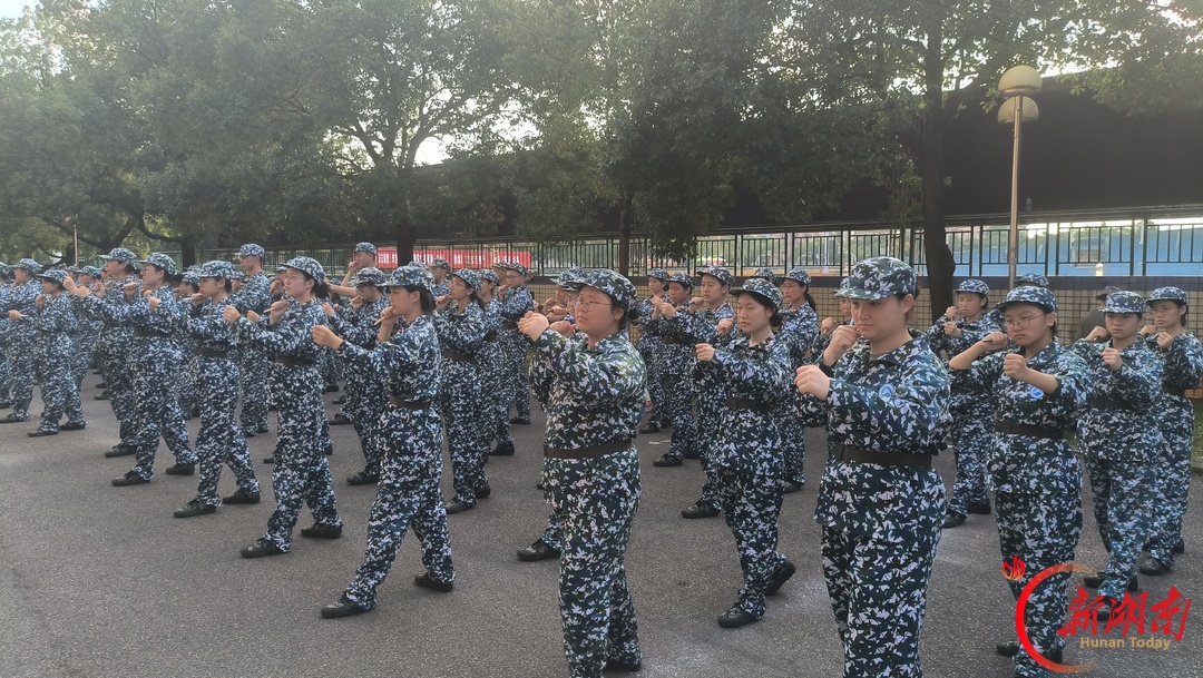 青春正步走|匕首操挥飒影,迷彩少年砺锋芒