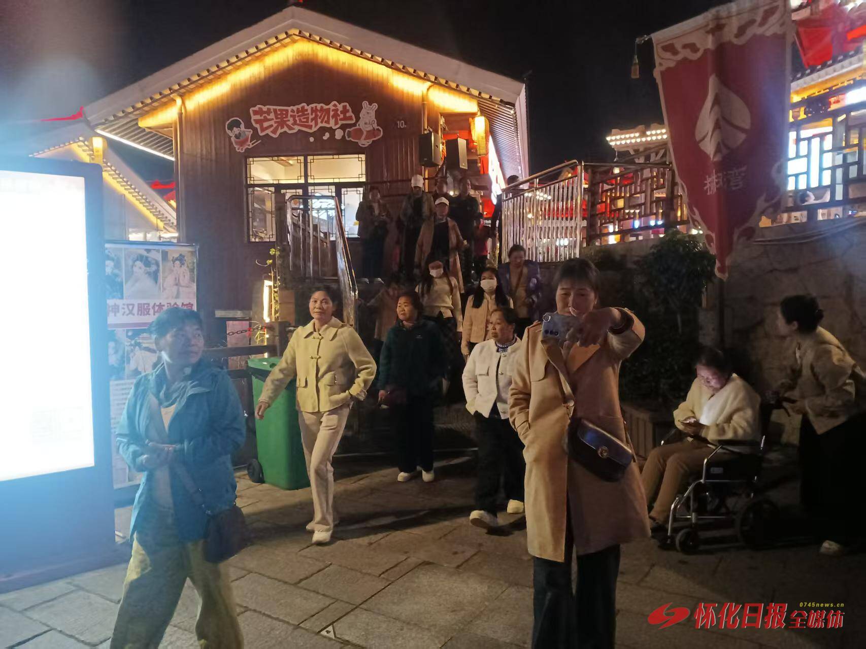 秋夜漫步榆树湾 街巷休闲享慢时光