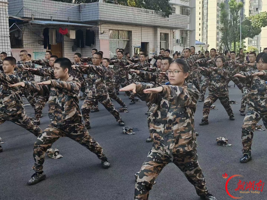 青春正步走丨迷彩淬青春，捕俘砺锋芒