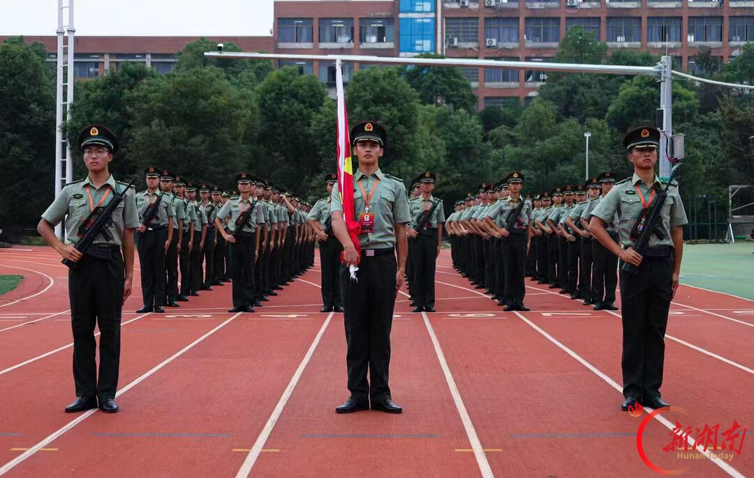 青春正步走丨铿锵步履护国旗,赤诚之心向祖国。