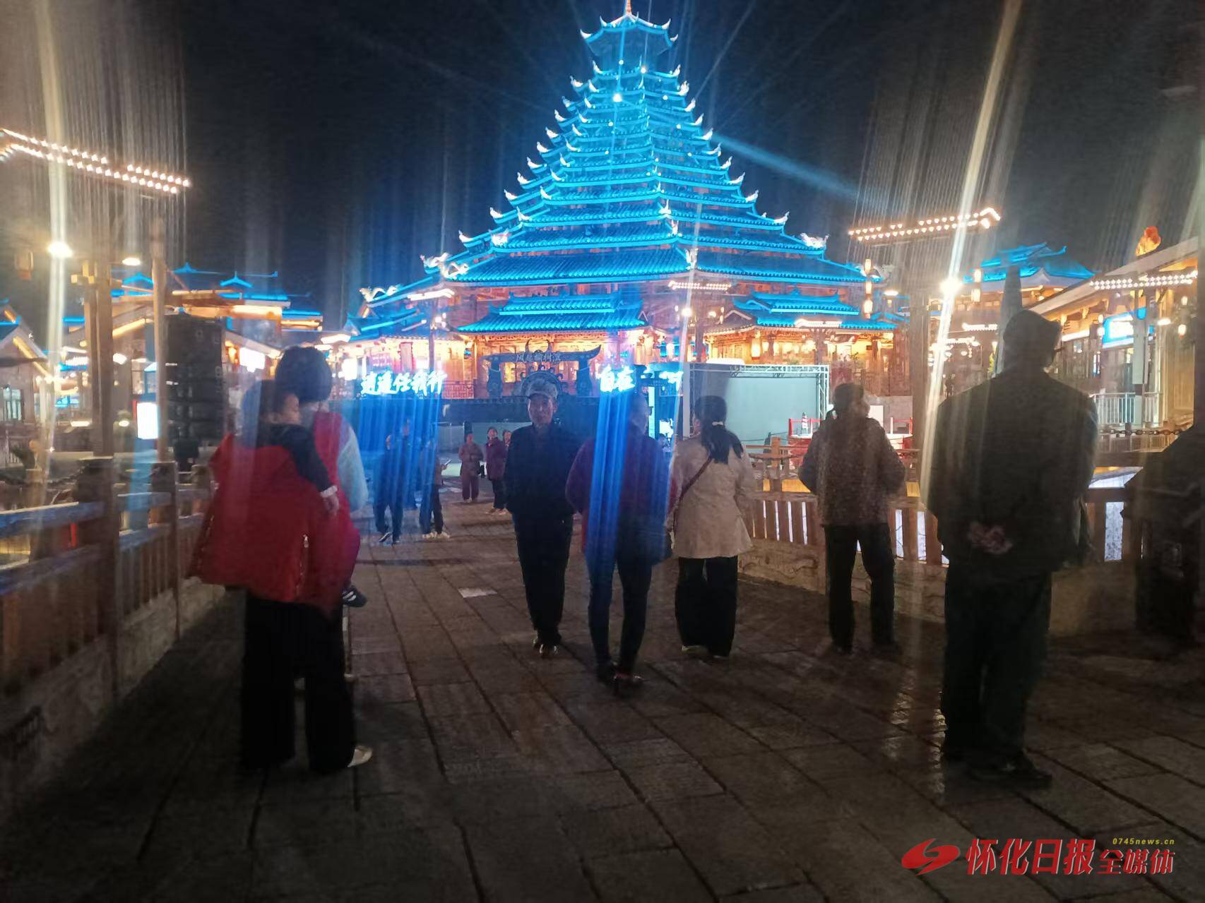 秋夜漫步榆树湾 街巷休闲享慢时光