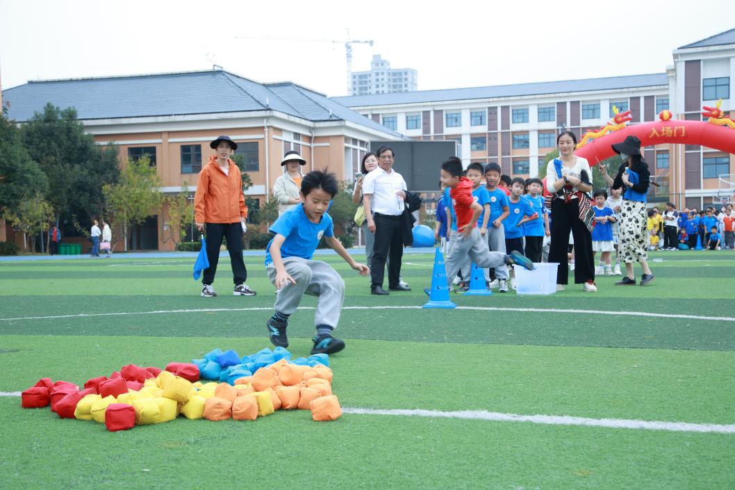 一堂特殊的红色实践课——株洲市二中枫溪学校举办2026年“健体润心·长征童行”体育节