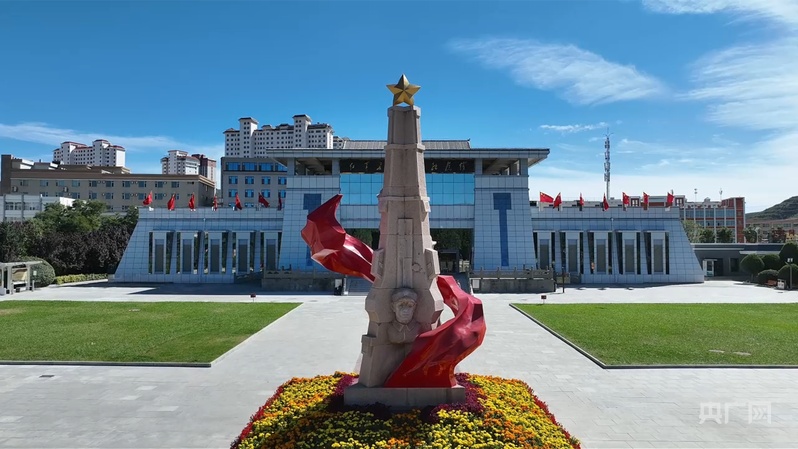 行进的旗帜丨会师楼下，有一场跨越九十年的应答