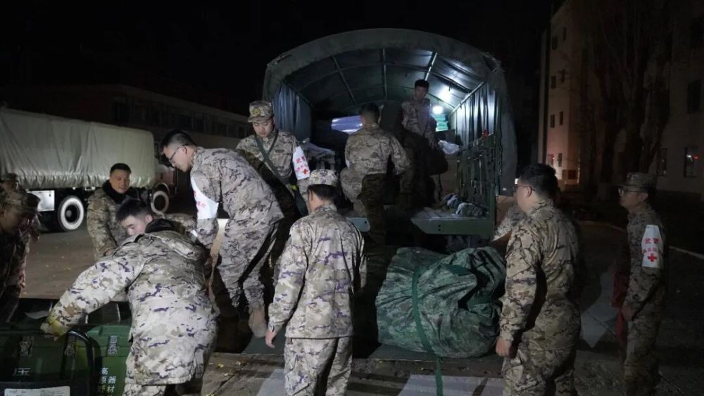 西藏那曲7.0级地震,西部战区官兵连夜救援