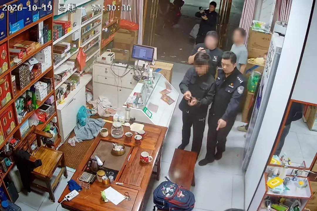 男子进店盗窃,撞见店主后谎称买烟离开,民警:回来!